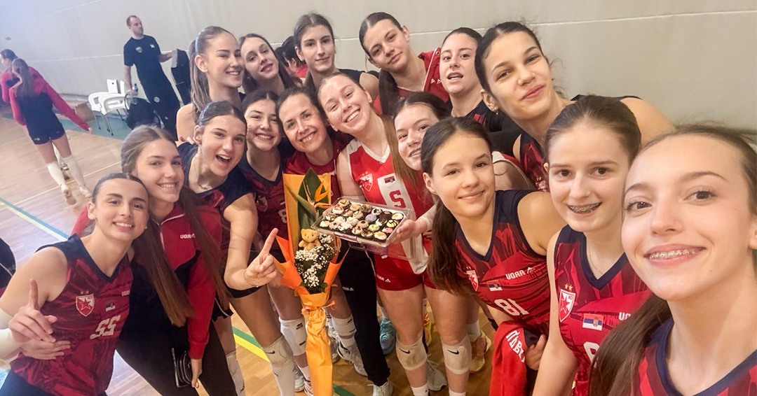 🔴⚪ Још једна звездица на вратима репрезентације ⚪🔴
Не престају да нас пријатно изненађују наши млади таленти и поред великог тимског успеха успевају и индивидуално да се истакну.
Тако је наша Дијана Перић нови члан Црвене звезде позван на пробне тренинге кадетске селекције Србије.
Свака част нашим младим пуленима, као и увек сигурни смо да је ово само почетак!
#ossrb #odbojka #redstar #volleyball #crvenazvezda