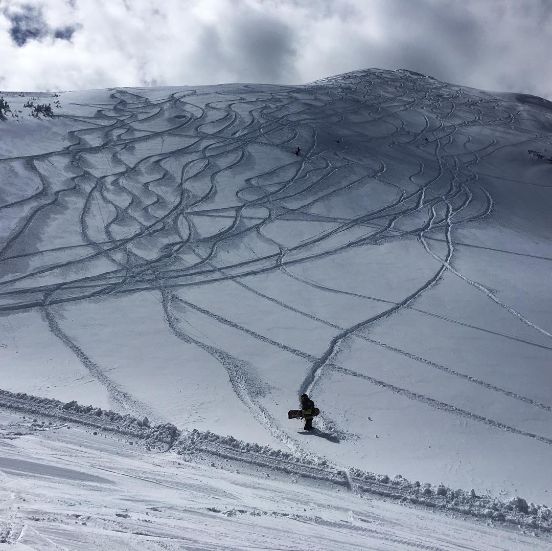 day 13. 03.04.2018 #mammoth #mammothmountain #mammothlakes #mammothstories #powder #snowboarding #mammothmarch #nofriendsonpowderdays #davesrun #freshtracks #ilikebigdumps