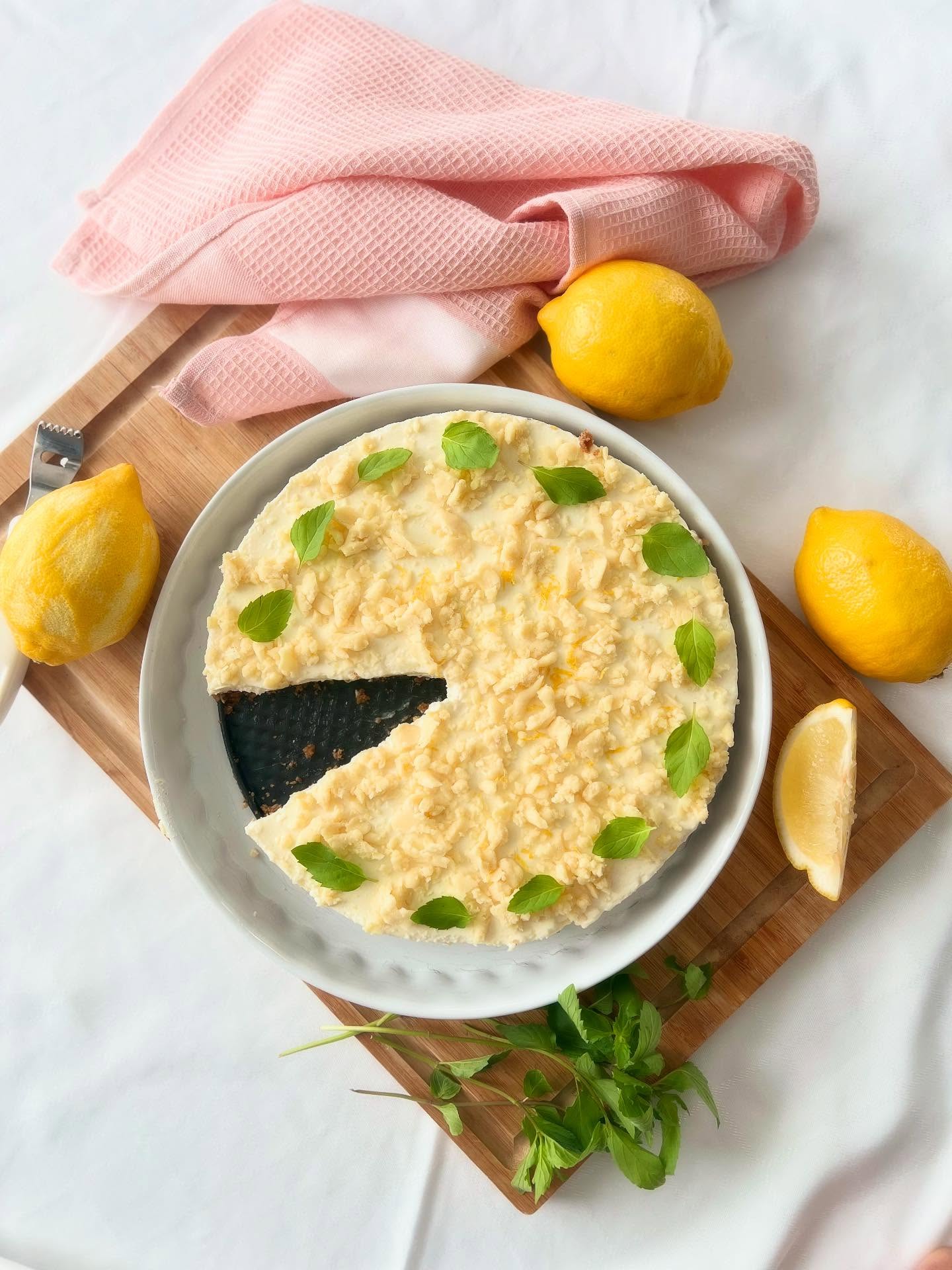 🍋Протеинов лимонов чийзкейк 🍋
Много обичам да приготвям десерти, но в последно време не го правя, защото няма кой да ги яде…
Когато публикувах по-често, всичките ни приятели мислеха, че мъжът ми от сутрин до вечер сладичко си хапва вкъщи. Истината е, че той много внимава със захарта, така че щом ми каза наскоро “Ех, онзи твой лимонов чийзкейк…”, веднага се заех да измисля по-healthy версия.
Това не е диетичен или нискокалоричен десерт. Но е с добро съдържание на протеин, без бяла захар и други глупости. И е мноого вкусен. Приготвя се много лесно, аз трудни работи не правя.
Какво ни трябва?
Форма за торта с махащо се дъно (алтернативно чийзкейкът може да бъде разпределен в индивидуални касеролки/купички)
За блата:
100 гр бадеми или бадемово брашно
2-3 с.л. бадемов тахан
150 гр протеинова гранола (аз използвах на Go On с шоколад и ядки)
За крема:
300 гр извара
300 гр сирене котидж
300 гр скир
4-5 с.л. еритритол или друг подсладител по избор
Настъргана кора от 2 лимона
Сокът на 1 лимон
15 гр желатин
1 ванилия
За декорация:
Бял шоколад без захар или кокосови стърготини
Листа прясна мента
Всички съставки за блата се смилат в блендер. Таханът служи за лепило на трохите, така че при разпределяне на дъното на тавичката да се получи блат - ако е необходимо, добавете още малко или включете 1-2 с.л. кокосово масло. Ако ползвате тортена форма, хубаво разпределете по дъното и притиснете с чаша или с пръсти. Ако ползвате индивидуални купички, оформянето на стегнат блат не е приоритет - просто покрийте хубаво дъното.
Оставете формата с блат в хладилника, докато приготвяте крема.
Разбийте изварата, котиджа, скира и еритритола. Аз използвам за целта нутрибулет, за да смеля всичко фино и да не се усеща специфичната консистенция на млечните продукти. Може да се направи и с пасатор. Добавете ванилията и настърганата кора от лимон. В прясно изцедения лимонов сок разтворете желатина и изсипете в сместа. Отново разбийте всичко до хомогенност.
Излейте крема върху блата (или разпределете в индивидуалните купички). Оставете за няколко часа в хладилника да стегне - най-добре до следващия ден.
Декорирайте с настърган щоколад, кокос и прясна мента 🌱