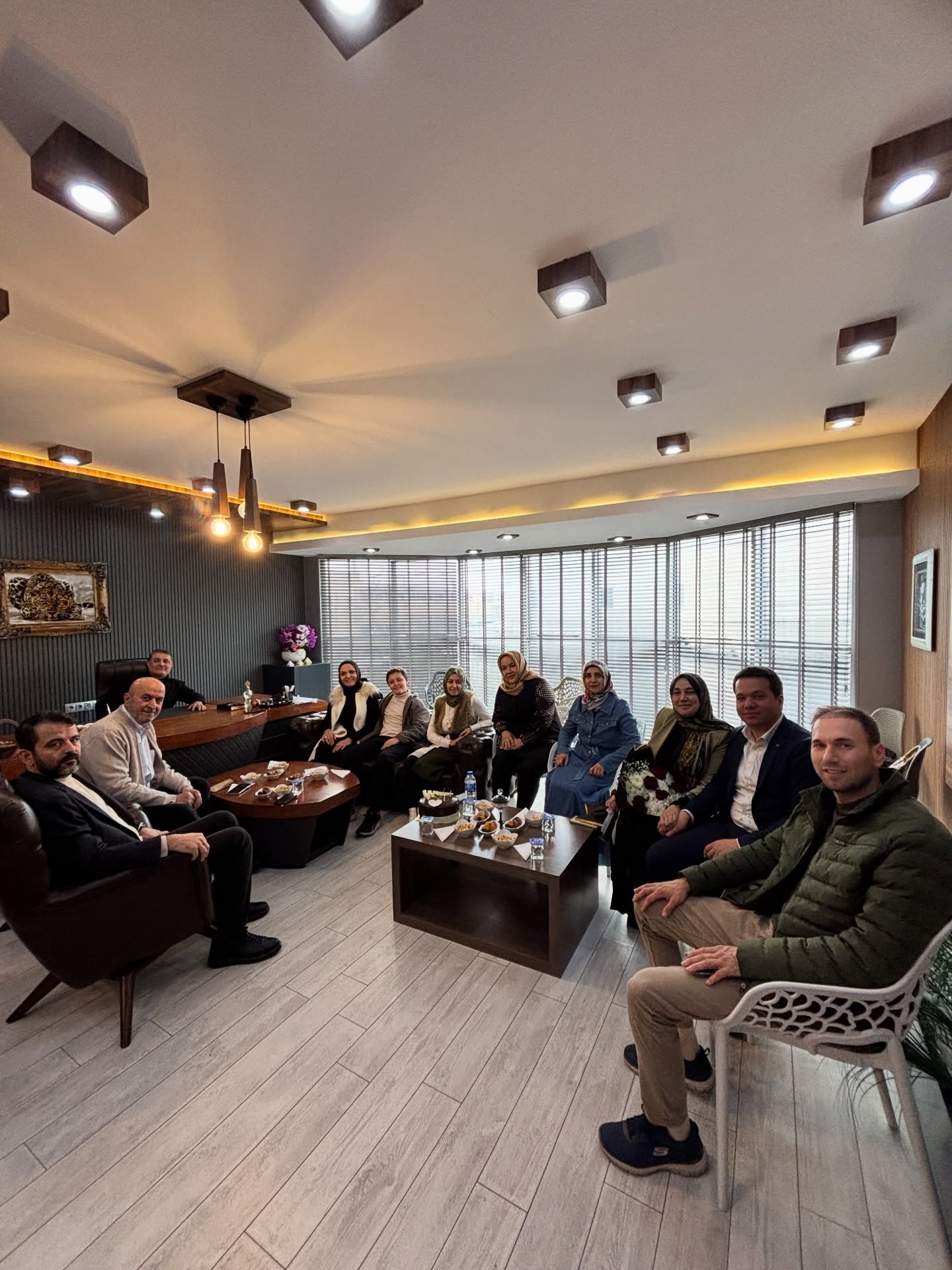 Mehir Vakfı Mütevelli Heyeti Başkanı
Sayın Mustafa ÖZDEMİR ve Mehir Aile Platformu Denizli İl Temsilciliği üyelerini Yılmaz Plastik A.Ş.’de ağırladık.
Gerçekleştirilen ziyarette; aile yapısını güçlendirmeye yönelik çalışmalar, toplumsal değerler ve sanayi–sivil toplum iş birliği üzerine karşılıklı değerlendirmelerde bulunuldu.
Nazik ziyaretleri için kendilerine teşekkür ederiz.
#YılmazPlastik #MehirVakfı #MehirAilePlatformu #MustafaÖzdemir