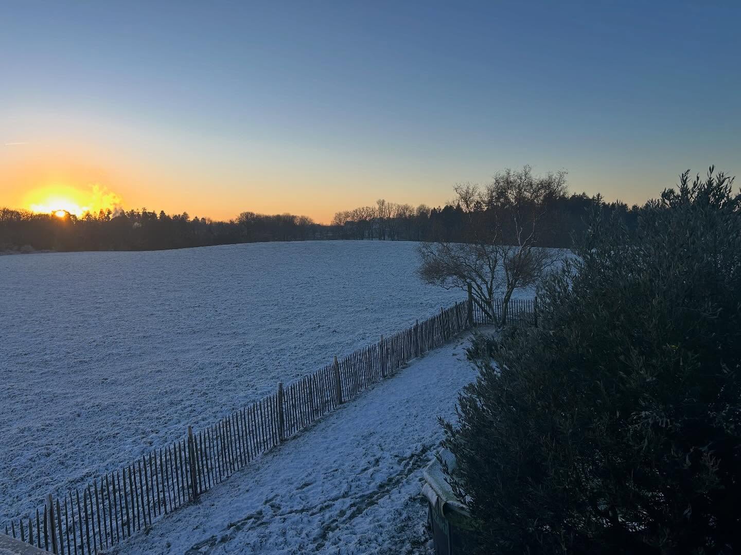 2026 ! <br />
Ces 15 derniers jours de déconnexion des réseaux ont été une vraie reconnexion :<br />
à moi-même, à mes proches et à l essentiel en étant dehors plusieurs heures par jour pour s oxygéner pleinement. <br />
<br />
Je reviens reposée, plus lucide, avec une motivation optimale pour cette nouvelle année.<br />
<br />
Et si je commence par là, c est volontaire.<br />
Parce que ce que je transmets en premier à mes clients, je l applique d abord à moi-même:<br />
- , <br />
(performance est à comprendre comme meilleure version de soi-même).<br />
<br />
En 2025, j ai eu le plaisir d accompagner près de 50 clients,<br />
<br />
dans l eau, sur l eau, sur terre et dans les airs <br />
sportives et sportifs de haut niveau et/ou professionnell(e)s, industries de pointe dans le médical ou l aéronautique, dirigeant(e)s d entreprises de service, de commerce, des collectifs engagés , <br />
Ce que nous avons travaillé ensemble, lors des sessions régulières d entrainement<br />
· des appuis mentaux solides,<br />
· la lucidité sous pression,<br />
· la capacité à faire collectif à haut niveau,<br />
· et cet équilibre fin entre Être bien et Performance qui passe par une gestion optimale de son énergie.<br />
<br />
La suite en commentaire