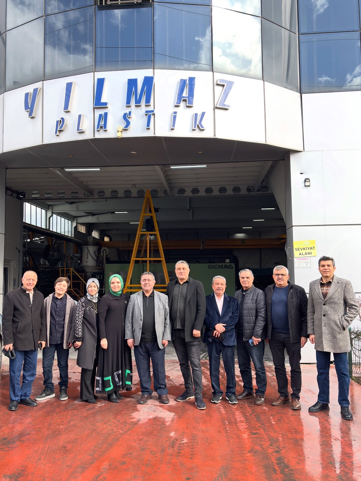 MÜSİAD Denizli Şube Başkanı Sayın Engin BOYACI ve Yönetim Kurulu Üyelerini Yılmaz Plastik Sanayi Ticaret A.Ş. üretim tesisimizde ağırladık.
Gerçekleştirilen ziyarette; üretim alanlarımız incelenerek plastik enjeksiyon süreçlerimiz, makine parkurumuz ve üretim kapasitemiz hakkında karşılıklı değerlendirmelerde bulunuldu.
Nazik ziyaretleri ve takdim ettikleri anlamlı hediye için MÜSİAD Denizli Şube Başkanı Sayın Engin BOYACI başta olmak üzere MÜSİAD Denizli Yönetim Kurulu Üyelerine teşekkür ederiz.
#YılmazPlastik #MÜSİADDenizli