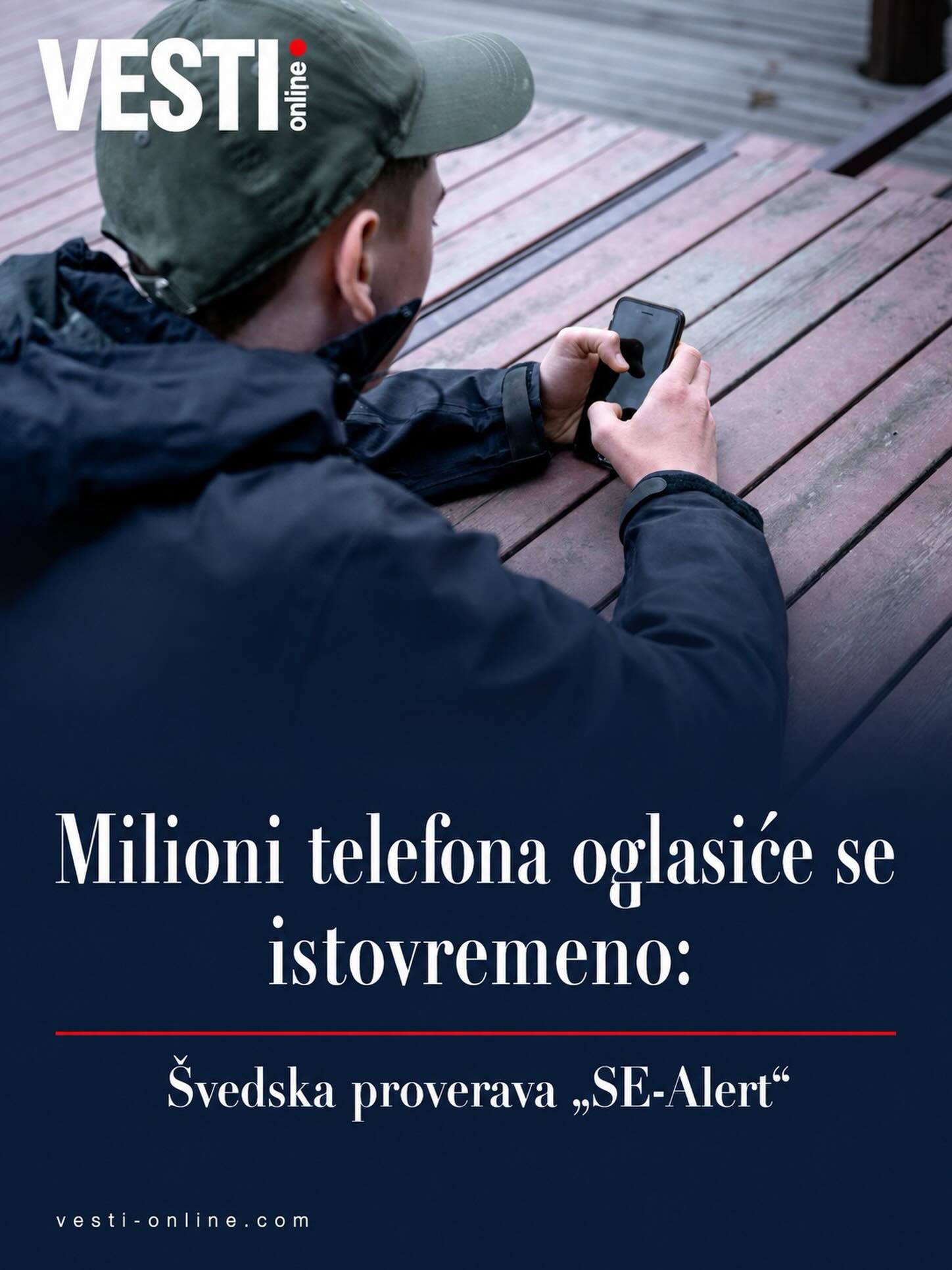 Švedska će 7. septembra prvi put javno testirati novi sistem za hitno upozoravanje SE-Alert, koji važna obaveštenja šalje direktno na mobilne telefone. Proba će biti održana u Stokholmu i na ostrvu Gotland, dok bi signal mogli da prime i pojedini građani u susednim oblastima.
Tačno u 15 časova ažurirani pametni telefoni koji budu uključeni i povezani sa mobilnom mrežom oglasiće se snažnim zvučnim signalom i zavibrirati, čak i ako su podešeni na nečujni režim. Na ekranu će se pojaviti poruka na švedskom i engleskom jeziku, sa jasnom napomenom da je reč o testu i da građani ne treba ništa da preduzimaju.
Test će biti sproveden istovremeno sa redovnom proverom spoljnih sirena poznatih kao „Hesa Fredrik“. Pet minuta kasnije, u 15.05, uslediće poruka da je opasnost prošla. Švedske vlasti pozvale su stanovnike da o snažnom signalu unapred obaveste decu, starije osobe i sve koji bi mogli da se uznemire.
Prema informacijama državnog portala ,,Krisinformation“, za prijem upozorenja nije potrebno instalirati aplikaciju niti unapred registrovati broj telefona. Dovoljno je da uređaj ima najnoviju verziju operativnog sistema, bude uključen i povezan sa mrežom.
Poruka se šalje preko mobilnih baznih stanica telefonima koji se u tom trenutku nalaze na određenom području. Zbog dometa signala, upozorenje mogu dobiti i korisnici u delovima okruga Upsala, Sedermanland i Vestmanland, iako se formalno nalaze izvan prostora predviđenog za testiranje.
SE-Alert je pušten u rad 1. jula kao dopuna postojećem švedskom sistemu javnog uzbunjivanja. Njegov zadatak je da u slučaju požara, opasnog dima, terorističkog napada, prirodne katastrofe ili druge ozbiljne pretnje za nekoliko sekundi pošalje precizna uputstva velikom broju ljudi. Posle regionalne provere u septembru, za decembar je najavljen test na teritoriji cele Švedske. Švedska će 7. septembra prvi put javno testirati novi sistem za hitno upozoravanje SE-Alert, koji važna obaveštenja šalje direktno na mobilne telefone. Proba će biti održana u Stokholmu i na ostrvu Gotland, dok bi signal mogli da prime i pojedini građani u susednim oblastima.
Tačno u 15 časova ažurirani pametni telefoni koji budu uključeni i povezani sa mobilnom mrežom oglasiće se snažnim zvučnim signalom i zavibrirati, čak i ako su podešeni na nečujni režim. Na ekranu će se pojaviti poruka na švedskom i engleskom jeziku, sa jasnom napomenom da je reč o testu i da građani ne treba ništa da preduzimaju.
Test će biti sproveden istovremeno sa redovnom proverom spoljnih sirena poznatih kao „Hesa Fredrik“. Pet minuta kasnije, u 15.05, uslediće poruka da je opasnost prošla. Švedske vlasti pozvale su stanovnike da o snažnom signalu unapred obaveste decu, starije osobe i sve koji bi mogli da se uznemire.
Prema informacijama državnog portala ,,Krisinformation“, za prijem upozorenja nije potrebno instalirati aplikaciju niti unapred registrovati broj telefona. Dovoljno je da uređaj ima najnoviju verziju operativnog sistema, bude uključen i povezan sa mrežom.
Poruka se šalje preko mobilnih baznih stanica telefonima koji se u tom trenutku nalaze na određenom području. Zbog dometa signala, upozorenje mogu dobiti i korisnici u delovima okruga Upsala, Sedermanland i Vestmanland, iako se formalno nalaze izvan prostora predviđenog za testiranje.
SE-Alert je pušten u rad 1. jula kao dopuna postojećem švedskom sistemu javnog uzbunjivanja. Njegov zadatak je da u slučaju požara, opasnog dima, terorističkog napada, prirodne katastrofe ili druge ozbiljne pretnje za nekoliko sekundi pošalje precizna uputstva velikom broju ljudi. Posle regionalne provere u septembru, za decembar je najavljen test na teritoriji cele Švedske.