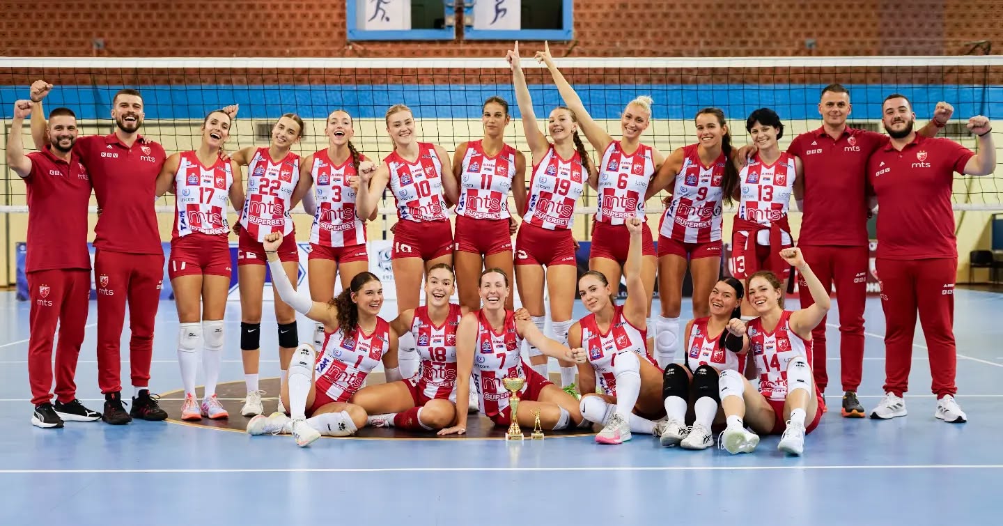 🔴⚪ Готов XXV традиционални, меморијални турнир Драган Шакота Шале ⚪🔴
За нама је још једно успешно издање Шакотиног меморијала.
Поред Црвене звезде на турниру су учествовали Партизан, Срем и Раднички Бластерс.
У првом полуфиналу Раднички је савладао Партизан резултатом 3-0, док су у другом полуфиналу наше девојке савладале Срем истим резултатом.
Дуел за треће место је припао Срему који је савладао Партизан резултатом 3-1, док је финале припало нашим девојкама које су биле боље од Радничког резултатом 3-1.
МВП турнира и најкориснији играч је наш средњи блокер Магдалена Обућина.
Још једном хвала свим учесницима и посетиоцима!
#ossrb #odbojka #redstar #volleyball #crvenazvezdabeograd